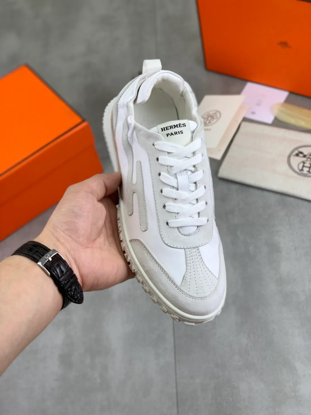 Men's men's shoes 💰P600 New model Top version Original order Hermes Hermès men's Drift Sneaker Summer new casual sports shoes Original purchase, development, production H family men's classic series, technological breathable fabrics with cowhide, casual sports shoes, casual shoes, sports dad shoes combine high-tech breathable materials and cowhide, H family exclusive button decoration on the side. The outsole is full of H italic design and bright colors to show vitality and continue the brand design inspiration. Stroll around the city lightly and feel free and comfortable. Delivered in exquisite packaging 🛍📦 ▪️Fabric: original customized breathable material + first-layer cowhide ▪️Inner: cowhide feet ▪️Outsole: molded and evacuated PU+TPU material ▪️Size: 35-45 Multiple colors available Premium packaging